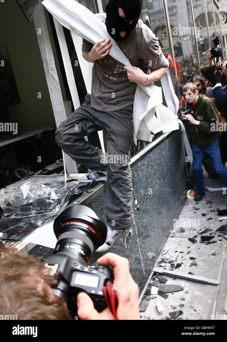 AUTRE RÉCOLTE. Des manifestants se sont fragés un chemin dans la RBS Bank à Thread Needle Street, lors des manifestations du G20, dans le centre de Londres. Banque D'Images