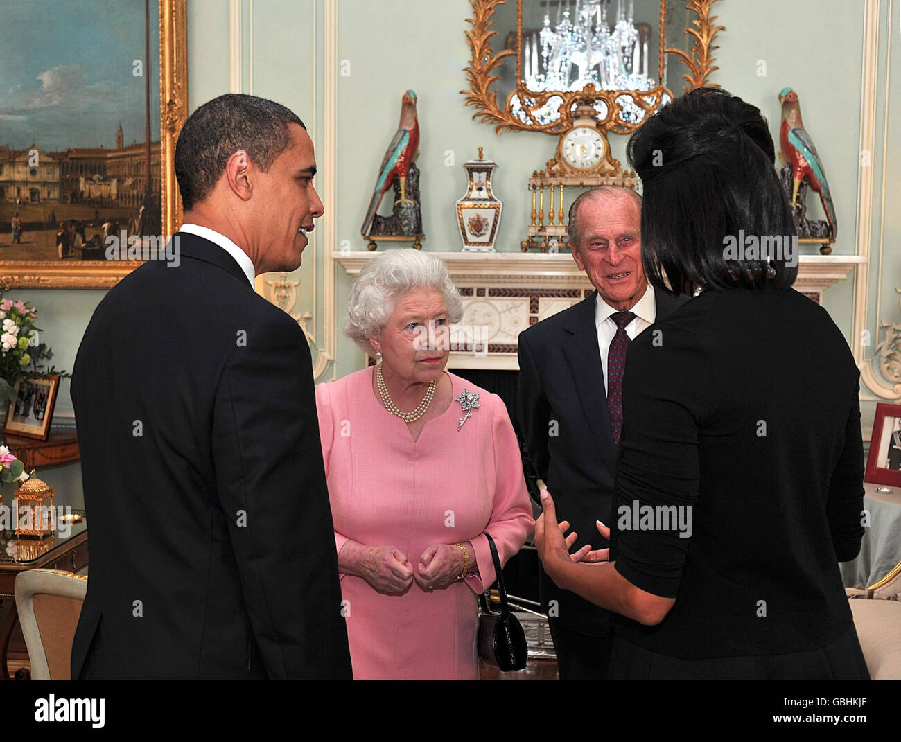 LE président AMÉRICAIN Barack Obama et sa femme Michelle discutent avec la reine Elizabeth II et le duc d'Édimbourg lors d'une audience au palais de Buckingham à Londres. Banque D'Images