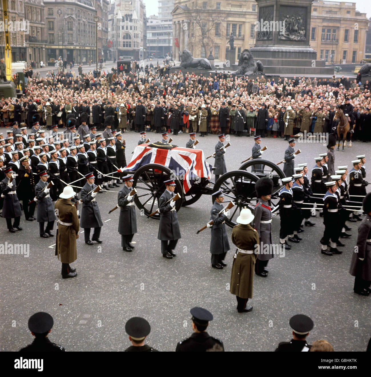 Un gros plan du chariot porte-armes transportant le cercueil de Sir Winston Churchill traversant Trafalgar Square, Londres. Banque D'Images