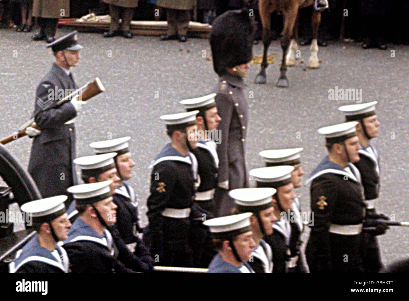 Certaines des évaluations navales qui accompagnaient la charriot transportant le cercueil de Sir Winston Churchill. Banque D'Images