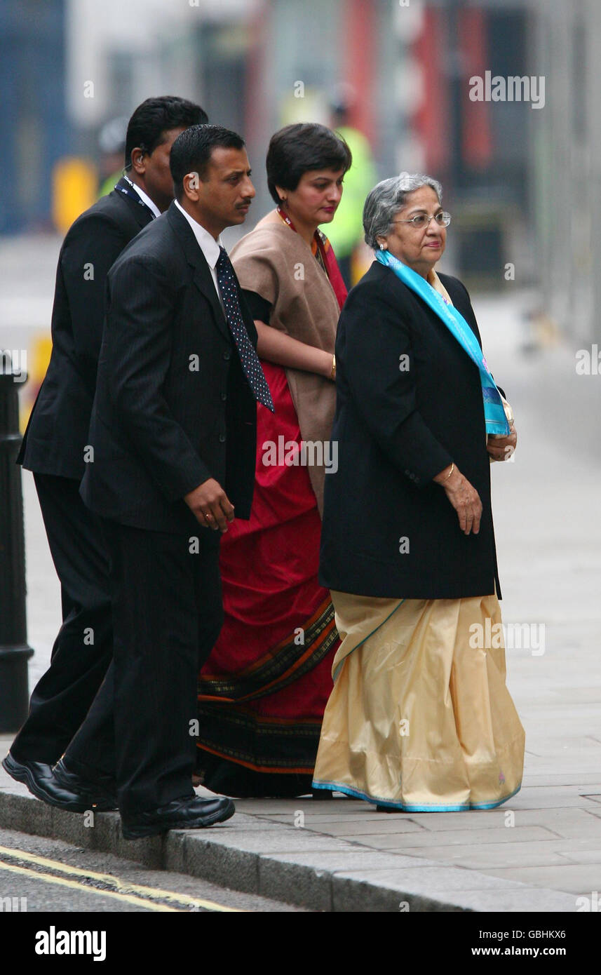 Épouse du Premier ministre indien Gursharan Kaur (à droite) arrive à l'Opéra Royal de Covent Garden, Londres, à un événement de divertissement pour les épouses et partenaires de visite des dirigeants du G20, organisé par Sarah Brown. Banque D'Images