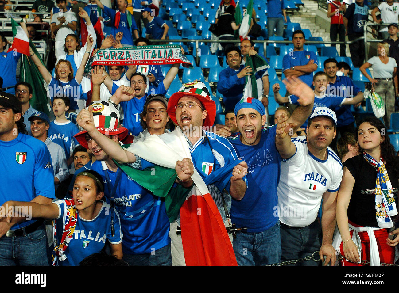 Football - Championnat UEFA des moins de 21 ans - finale - Italie / Serbie et Monténégro. Les fans italiens célèbrent leur victoire Banque D'Images