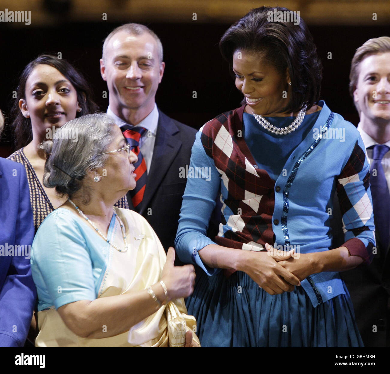 LA première dame DES ÉTATS-UNIS Michelle Obama, à droite, discute avec le conjoint du Premier ministre indien Gursharan Kaur, lors d'une visite à l'Opéra Royal, Covent Garden, Londres. Banque D'Images