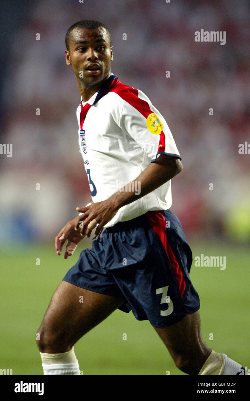 Football - Championnat d'Europe de l'UEFA 2004 - Groupe B - France / Angleterre. Ashley Cole, Angleterre Banque D'Images
