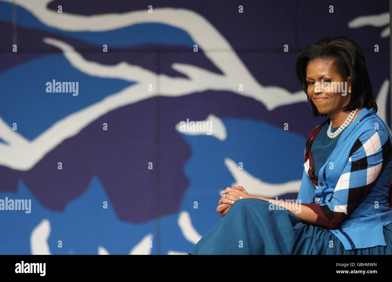 LA première dame DES ÉTATS-UNIS Michelle Obama lors d'une visite à l'école Elizabeth Garrett Anderson à Islington, dans le nord de Londres. Banque D'Images