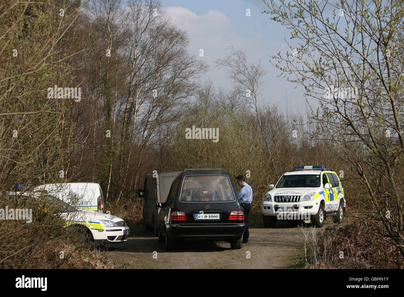 Un corbillard sur la scène où deux hommes ont été tués dans un accident d'hélicoptère au Bog of Allen dans Co Kildare. Banque D'Images