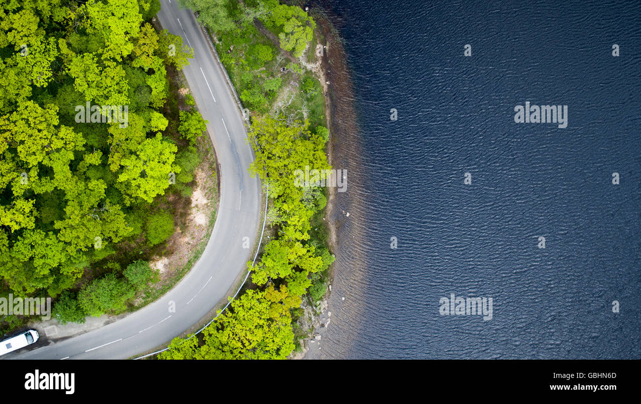 Drone aérien photo de road et le lac Banque D'Images