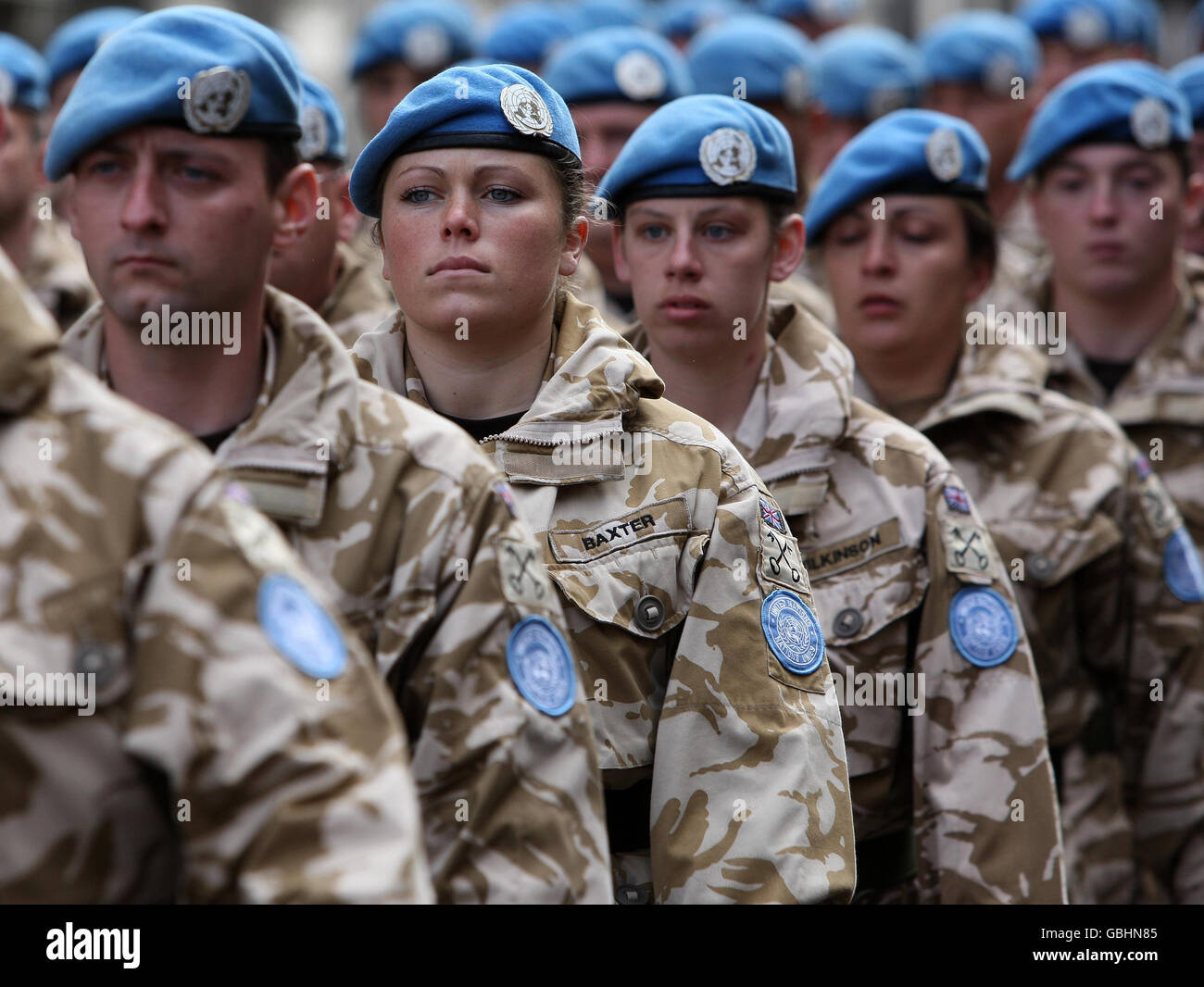 Les soldats territoriaux du groupe du régiment de signalisation de 32 se voient remettre leurs médailles des Nations Unies par le général de division David McDowell, commandant de la deuxième Division, lors d'une cérémonie à George Square, à Glasgow. Banque D'Images