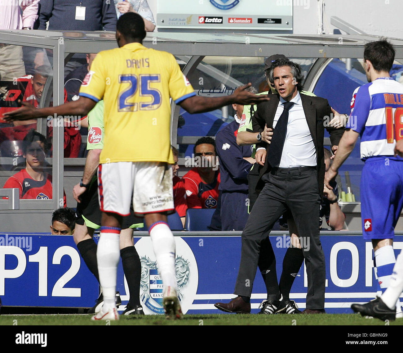 Paulo Sousa, le directeur des Queen's Park Rangers, est retenu par le quatrième officiel après que Claude Davis, du Crystal Palace, ait commis une faute lors du match de championnat Coca-Cola à Loftus Road, Londres. Banque D'Images