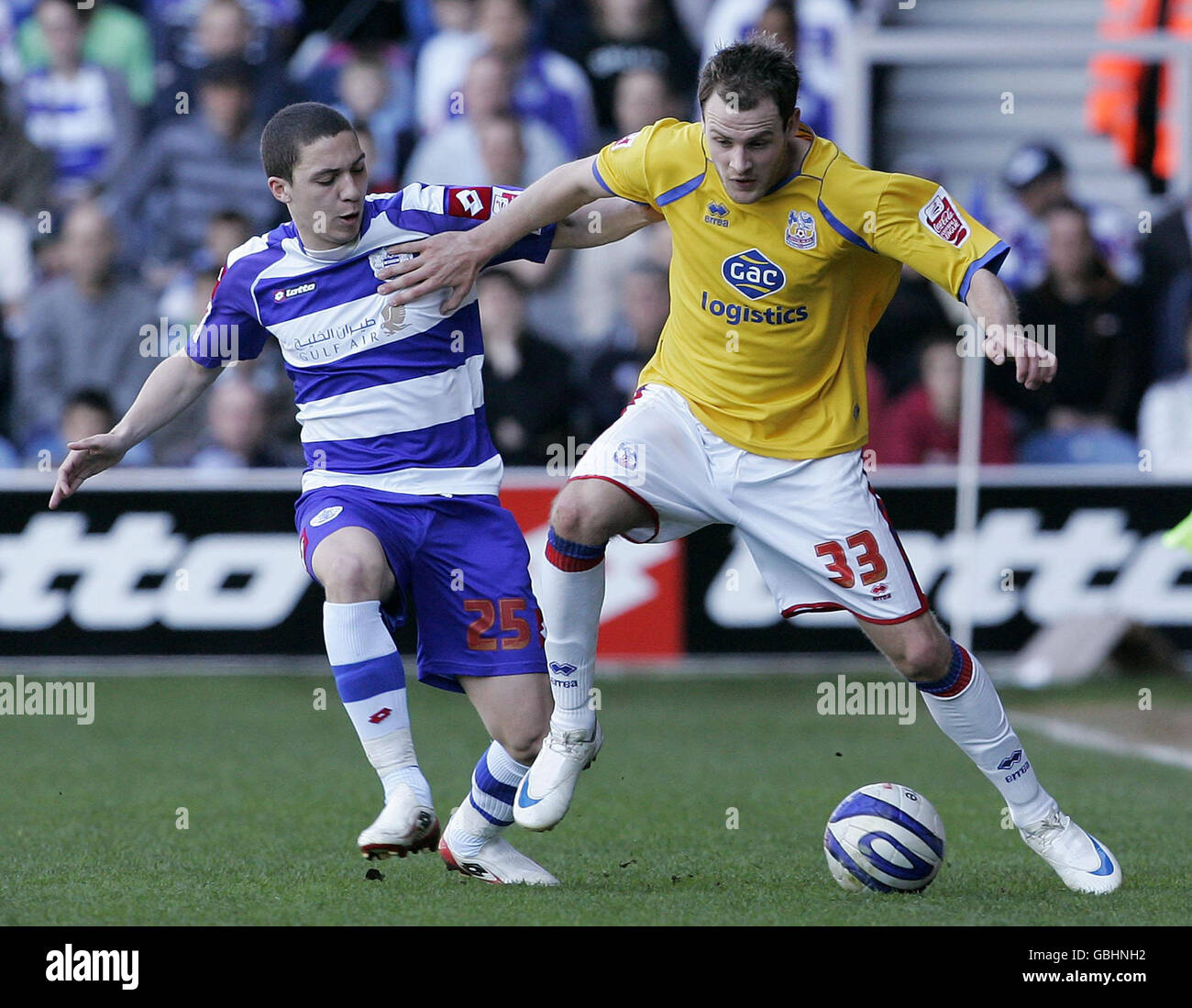 Anthony Stokes (à droite) du Crystal Palace et Hogan Ephraim (à gauche) des Queen's Park Rangers se battent pour le ballon lors du match de championnat Coca-Cola à Loftus Road, Londres. Banque D'Images