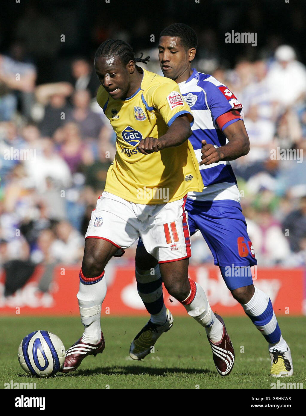 Mikele Leigertwood (à gauche) des Queen's Park Rangers tente de s'attaquer à Victor Moses (à droite) du Crystal Palace lors du match de championnat Coca-Cola à Loftus Road, Londres. Banque D'Images