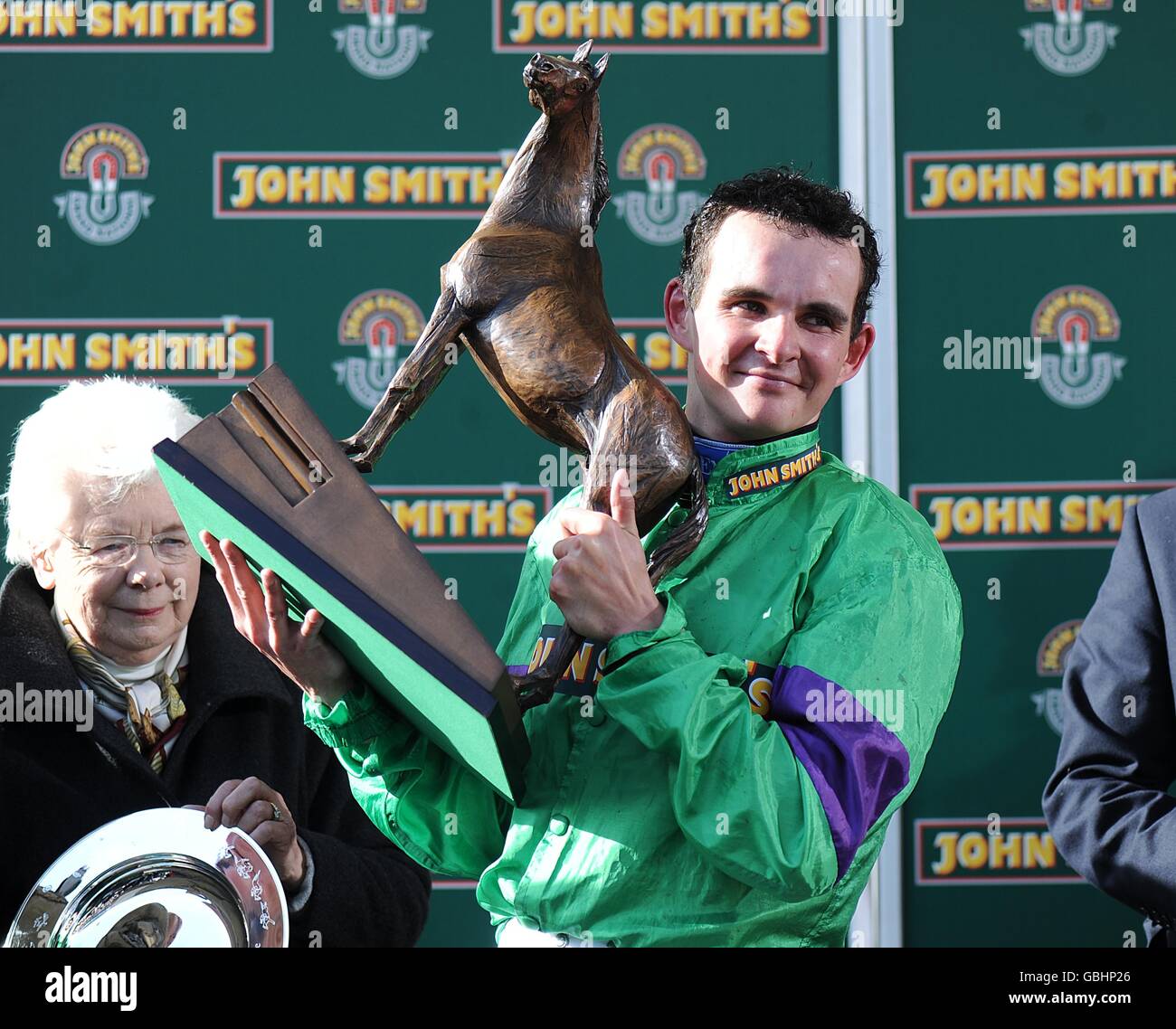 Courses hippiques - la grande rencontre nationale de John Smith en 2009 - troisième jour - Hippodrome d'Aintree.Jockey Liam Treadwell reçoit son trophée après avoir remporté le Grand National de John Smith sur mon Mome Banque D'Images