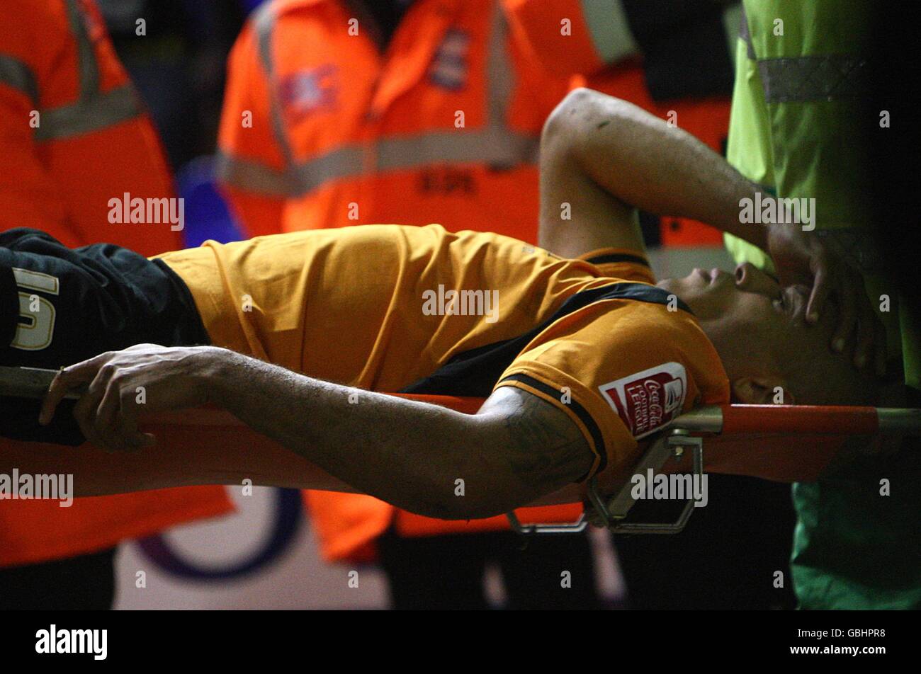 Chris Iwelumo de Wolverhampton Wanderers est étiré après une faute Par Lee Carsley de Birmingham Banque D'Images