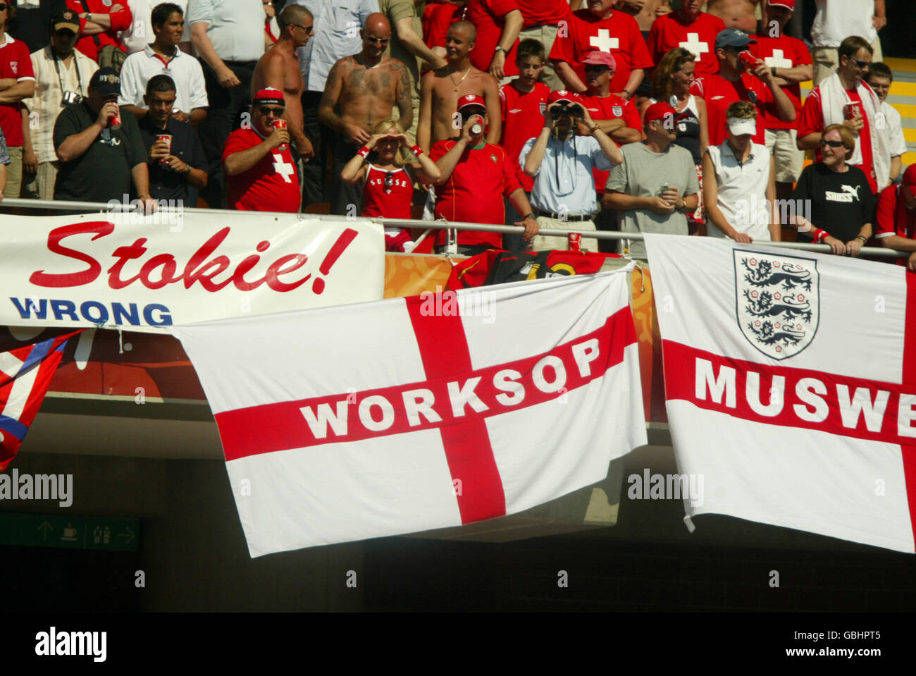 Football - Championnat d'Europe de l'UEFA 2004 - Groupe B - Angleterre / Suisse.Drapeaux d'Angleterre Banque D'Images