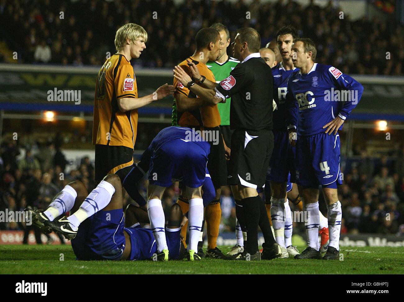 L'arbitre Mark Halsey (au centre) a des mots avec Andrew de Wolverhampton Wanderers Keogh (à gauche) après avoir fouillé Radhi Jaidi de Birmingham City qui se pose blessé en bas à gauche Banque D'Images