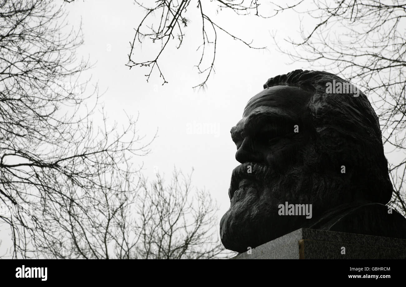 Une vue sur la tombe du philosophe marxiste Karl Marx (1818-1883) dans le cimetière Highgate East à Highgate, au nord de Londres. Banque D'Images