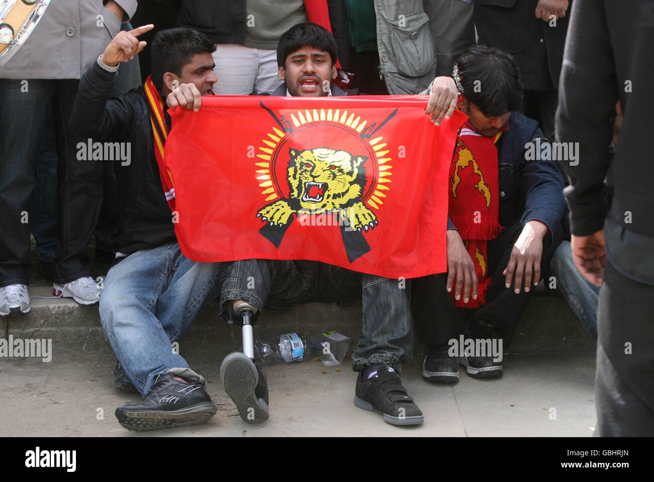 Des manifestants tamouls protestent sur la place du Parlement à Londres, demandant un cessez-le-feu immédiat au Sri Lanka. Banque D'Images