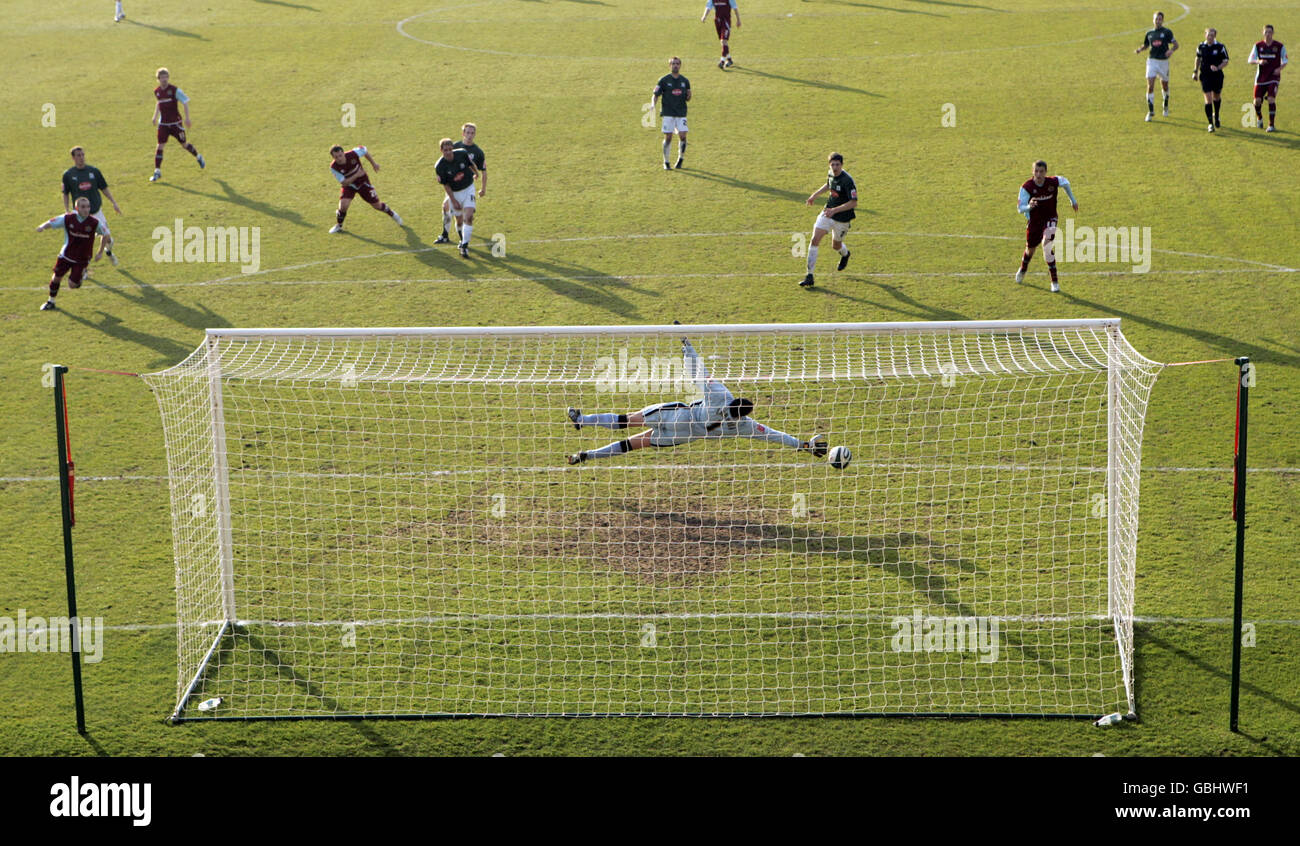 Le roman Larrieu de Plymouth ne parvient pas à faire des économies, car Robbie Blake de Burnley marque ses scores lors du match de championnat Coca-Cola à Home Park, Plymouth. Banque D'Images