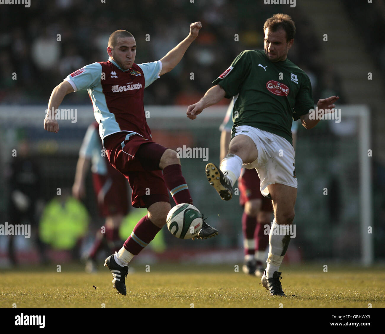 Martin Paterson de Burnley et Carl Fletcher de Plymouth se battent pour le ballon lors du match de championnat Coca-Cola à Home Park, Plymouth. Banque D'Images