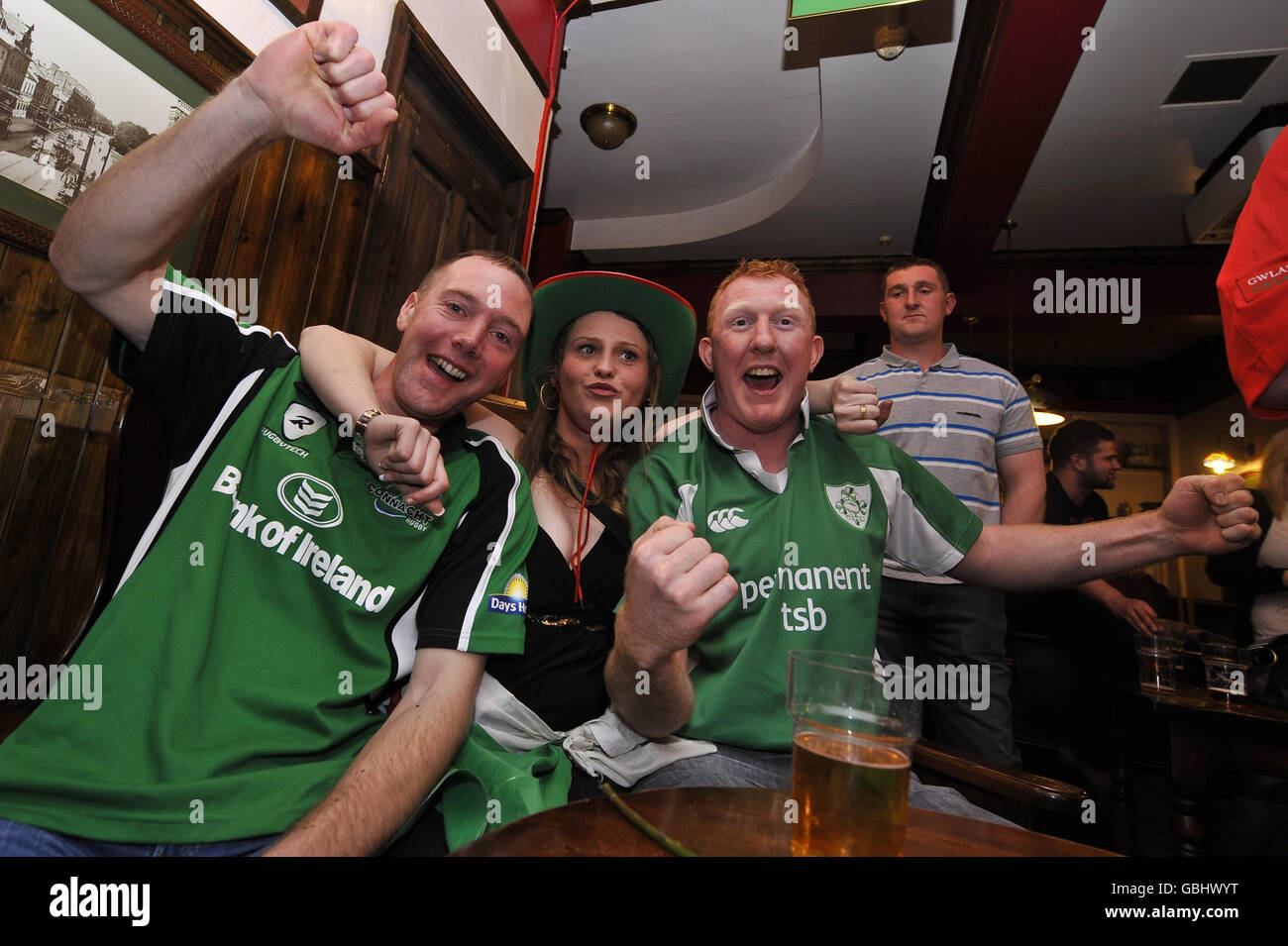 Les fans de rugby irlandais ont hâte de voir le match final des RBS 6 Nations entre le pays de Galles et l'Irlande dans le pub Borough Arms près du Millennium Stadium de Cardiff. Banque D'Images