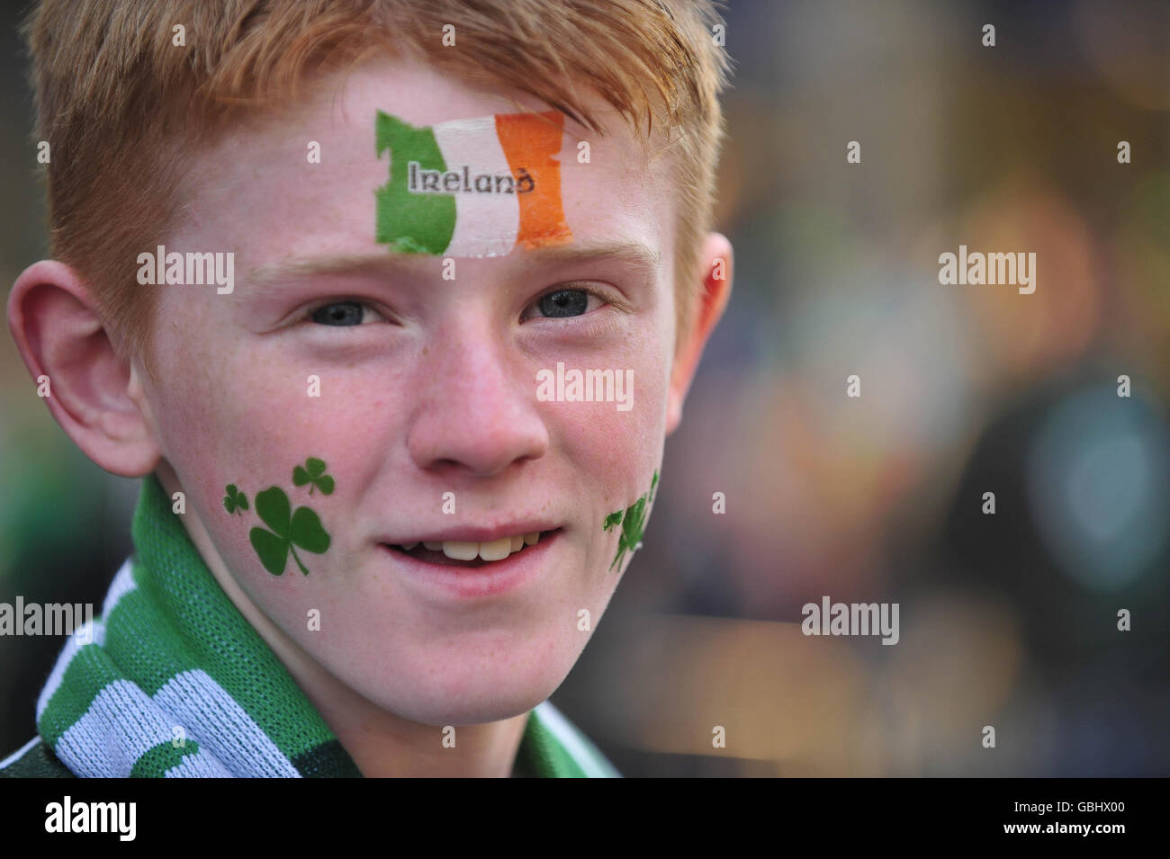 Killian Kingston, fan de rugby irlandais, âgé de 12 ans, a son visage peint dans des drapeaux et des symboles irlandais patriotes alors qu'il se prépare à assister au match final des RBS 6 Nations entre le pays de Galles et l'Irlande à Cardiff. Banque D'Images