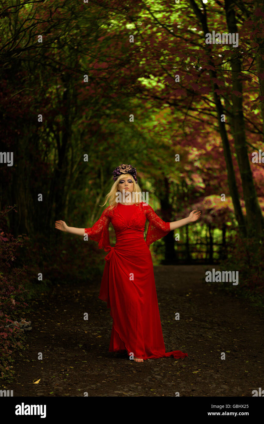 Fée romantique Blonde modèle elf, pieds nus avec de l'or rose violet  coiffure couronne, contemplatif dans forêt d'automne, le folklore Photo  Stock - Alamy
