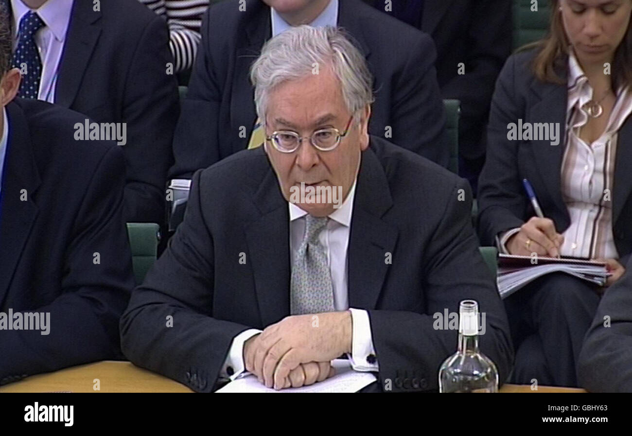 Le gouverneur de la Banque d'Angleterre Mervyn King donne des preuves à une audience du Comité du Trésor de la Chambre des communes sur l'inflation et les perspectives économiques du Royaume-Uni à la salle Thatcher, Portcullis House, Londres. Banque D'Images