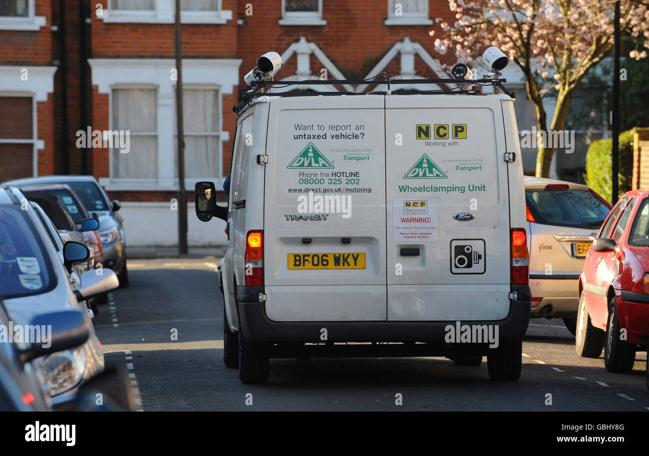 Stock DVLA.Une unité de minibus DVLA et NCP au travail à Chiswick, Londres. Banque D'Images