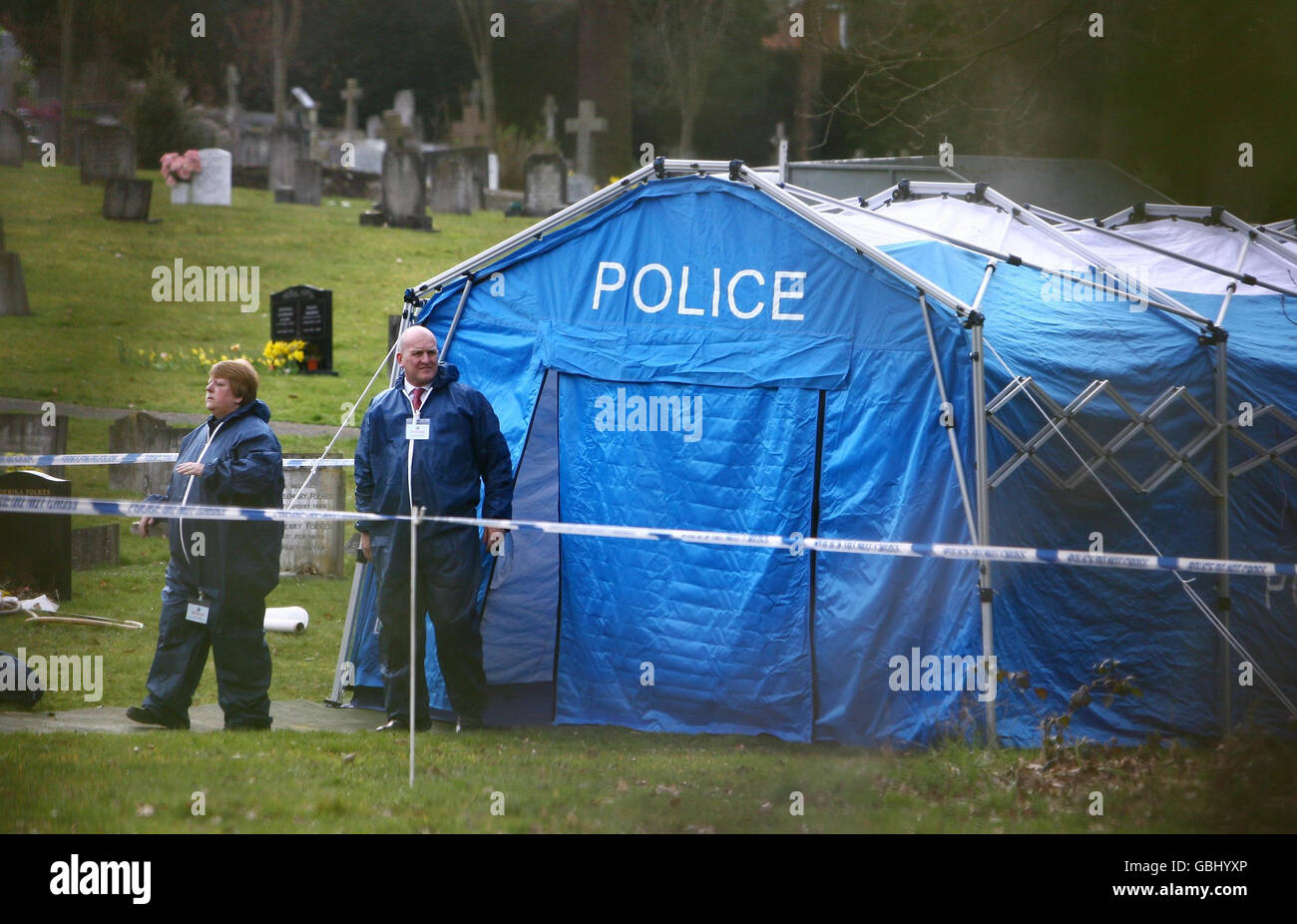 Exhumation du corps de police non identifiés Banque D'Images