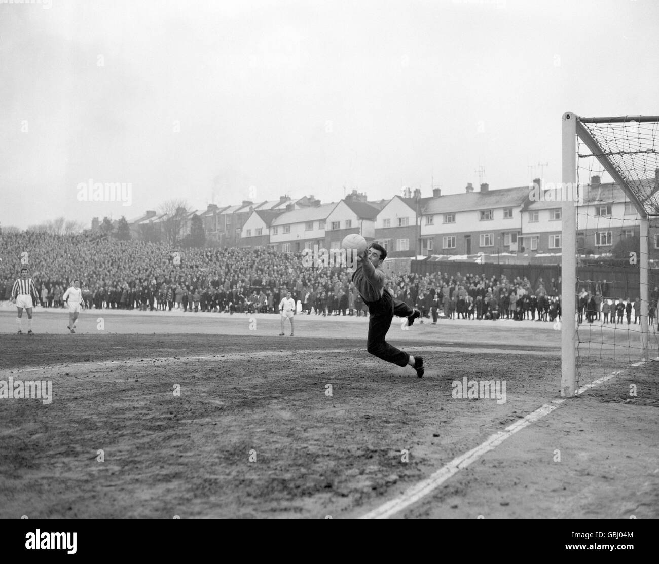 Charles Baker, gardien de but de Brighton, tourne une balle de Peter Burridge de Crystal Palace, pour concéder un coup de pied de coin dans le match de la Division trois. Banque D'Images