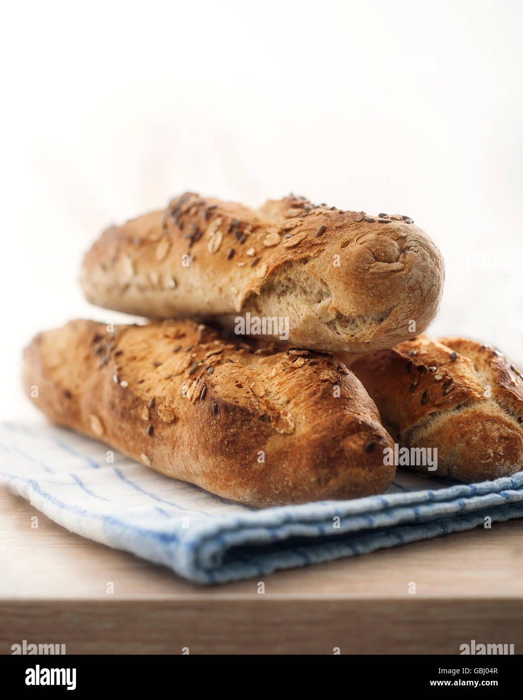 Baguette française avec des céréales et graines de lin Banque D'Images