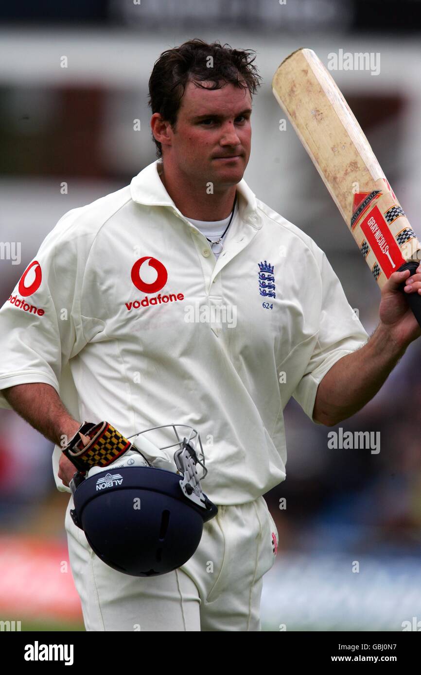 Cricket - npower second Test - Angleterre / Nouvelle-Zélande - troisième jour.Andrew Strauss, en Angleterre, reconnaît les fans lorsqu'il part après avoir obtenu 62 courses Banque D'Images