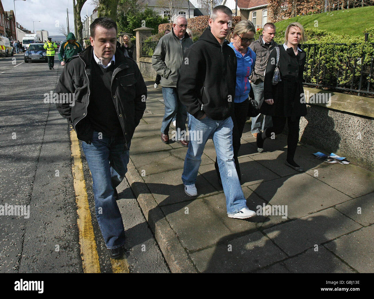 Damien Duffy (à gauche) quitte le palais de justice de Larne où son frère, le républicain haut de gamme Colin Duffy est apparu aujourd'hui. Colin Duffy a été accusé du meurtre de deux soldats britanniques à la caserne Masserine d'Antrim, le mois dernier. Banque D'Images