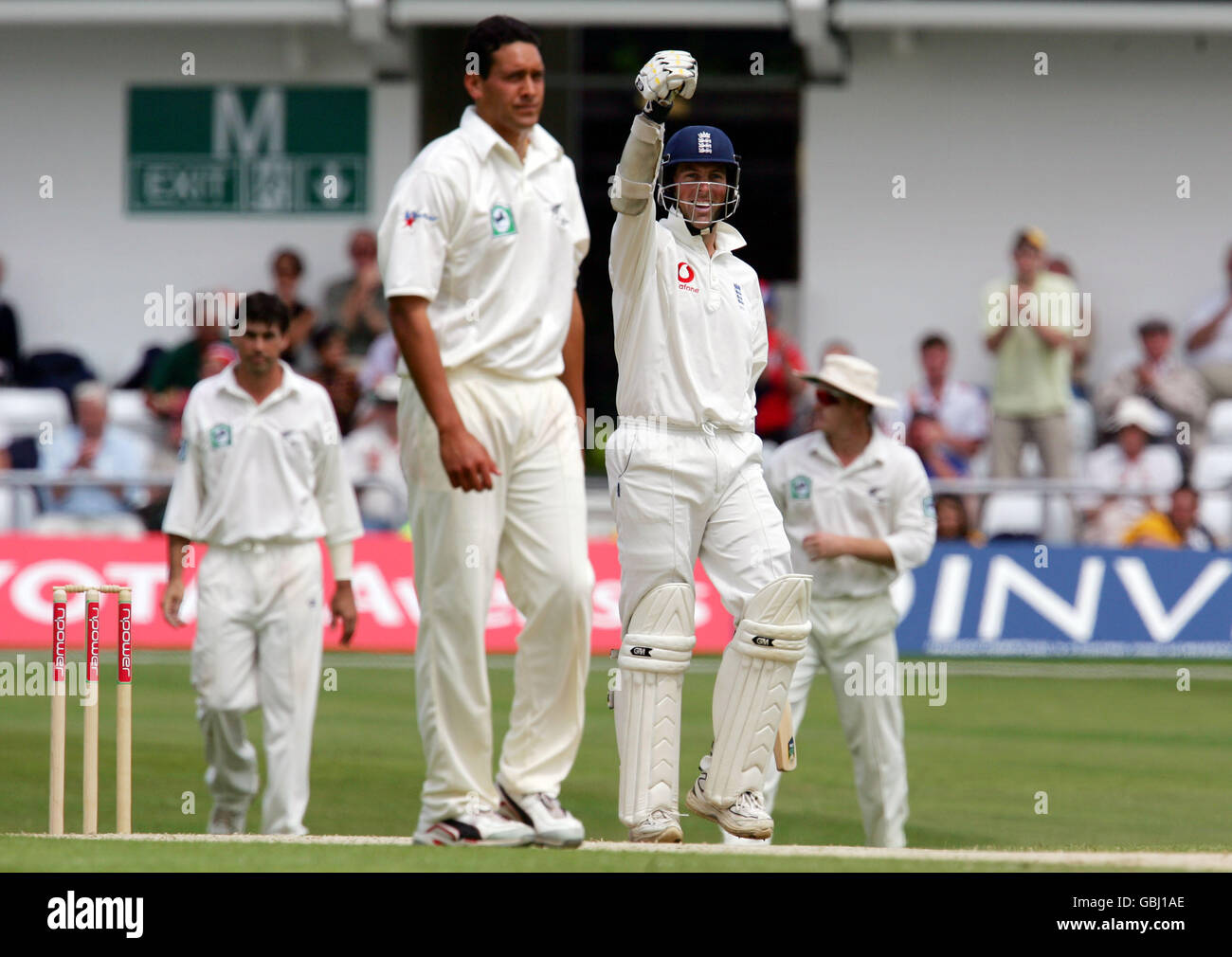 Le Marcus Trescothick d'Angleterre célèbre après avoir remporté les courses jusqu'à fixez le deuxième test et la série Banque D'Images