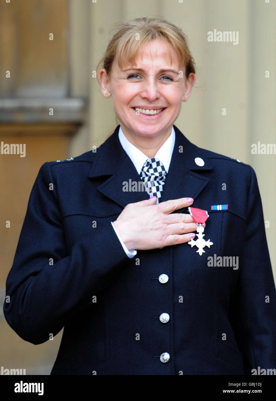 Elizabeth Kenworthy, de Waltham Abbey, après avoir reçu sa MBE du Prince de Galles, pour des services pendant les attentats du 2005 juillet à Londres, au Palais de Buckingham. Banque D'Images