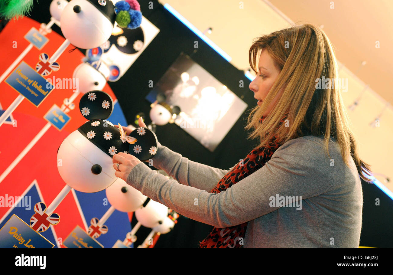 Claire Fine avec les oreilles de Mickey Mouse elle a conçu à la nouvelle exposition Mickey Ears
