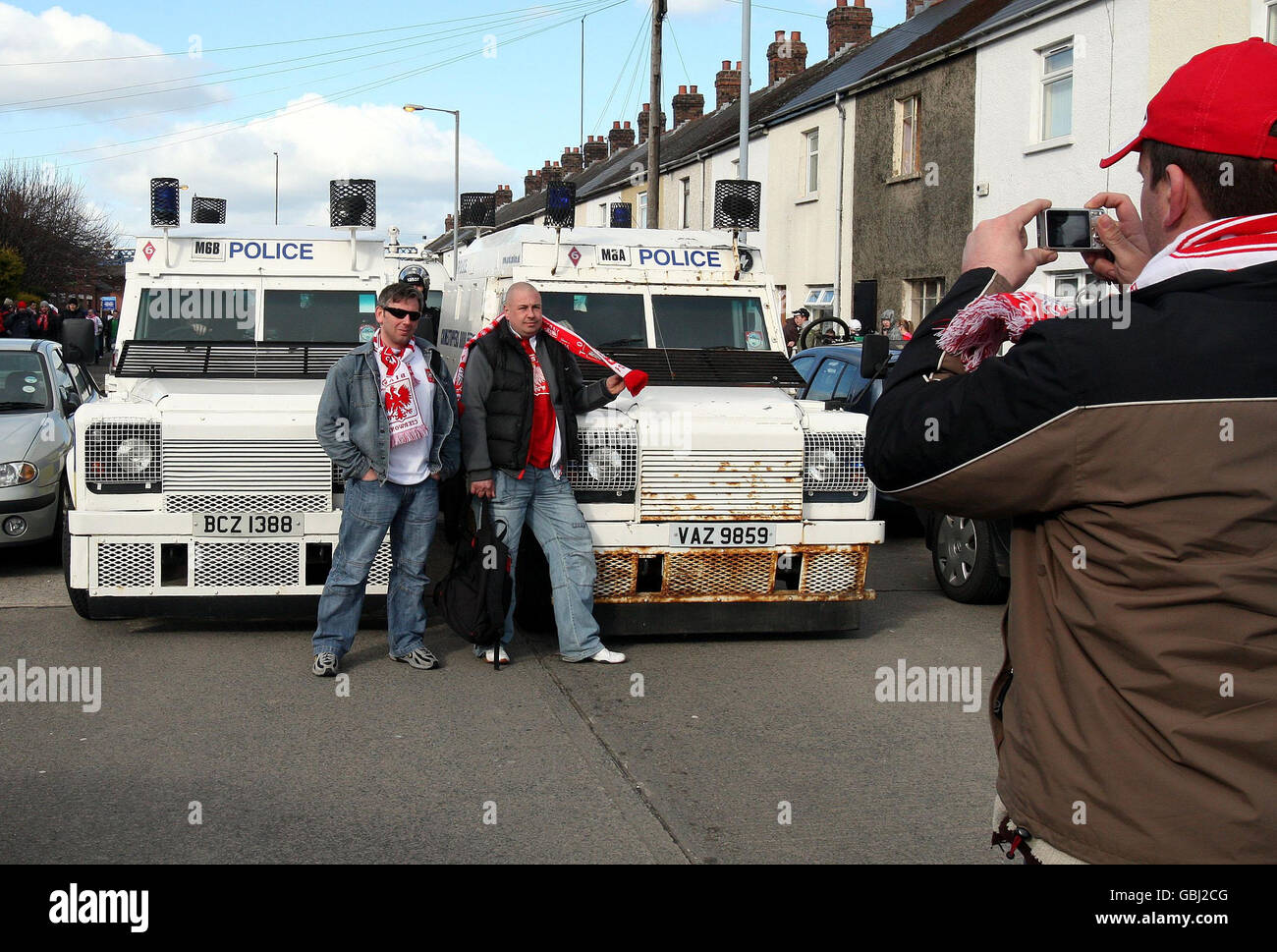 Les supporters polonais se posent aux côtés de la police Land Rover après que des ennuis aient éclaté avec les supporters polonais en route pour la coupe du monde pour l'Irlande du Nord contre la Pologne au Windsor Park à Belfast. Banque D'Images