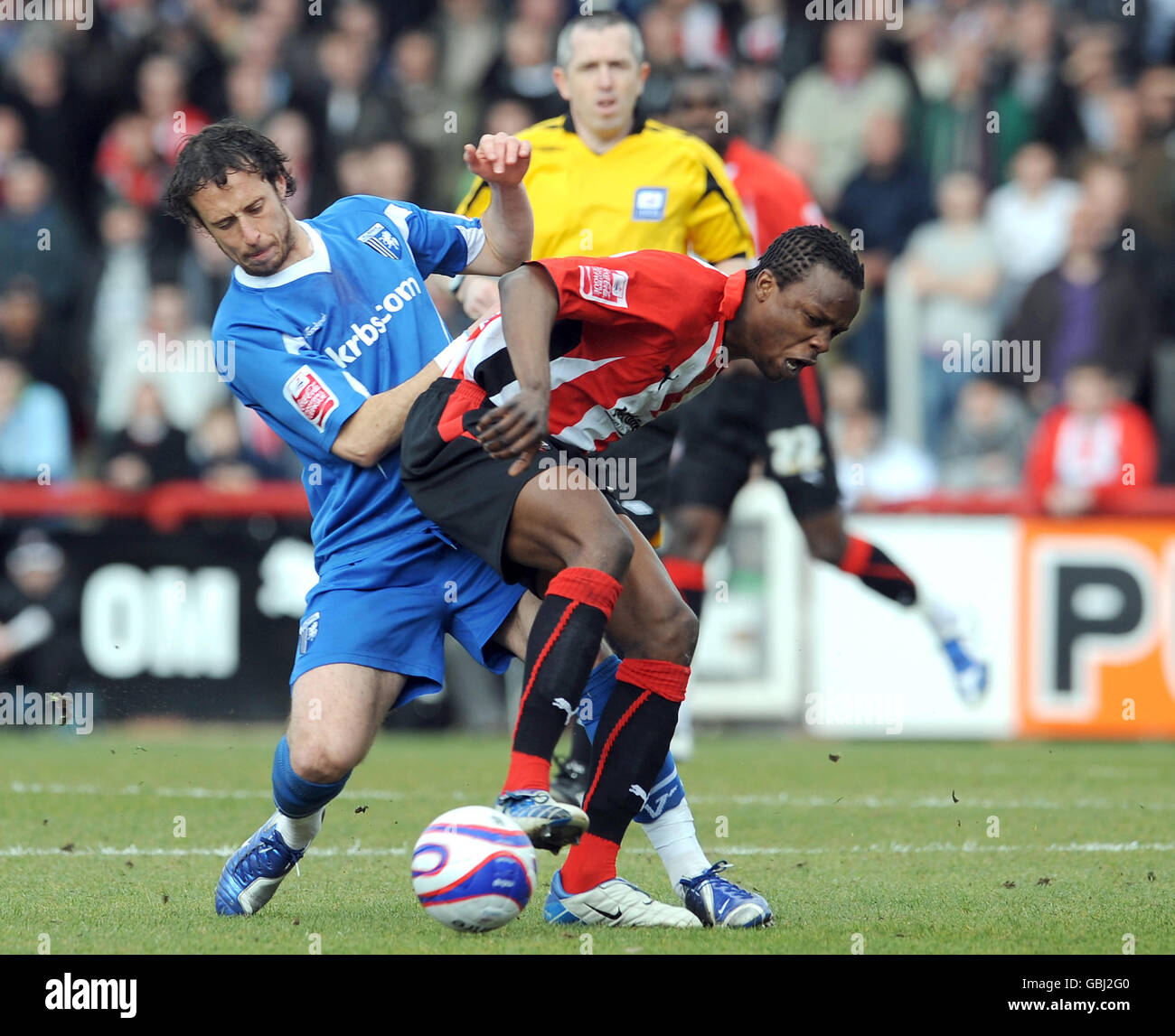 Adam Miller de Gillingham (à gauche) et Marcus Bean de Brentford se battent pour le ballon pendant le match de la Coca-Cola League Two au Griffin Park, Brentford. Banque D'Images