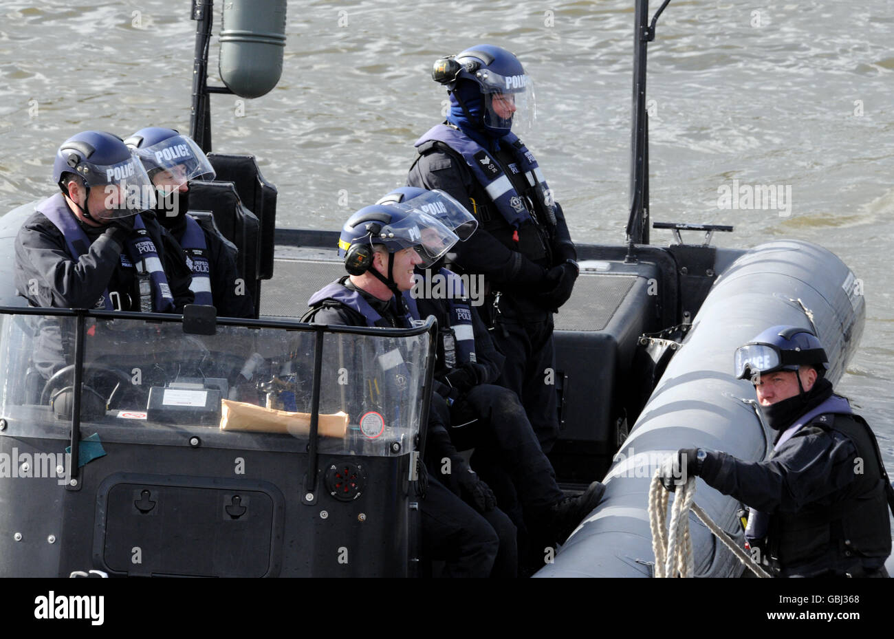 La police patrouille sur la Tamise lors de la 155e course nautique universitaire entre Oxford et Cambridge, Londres. Banque D'Images