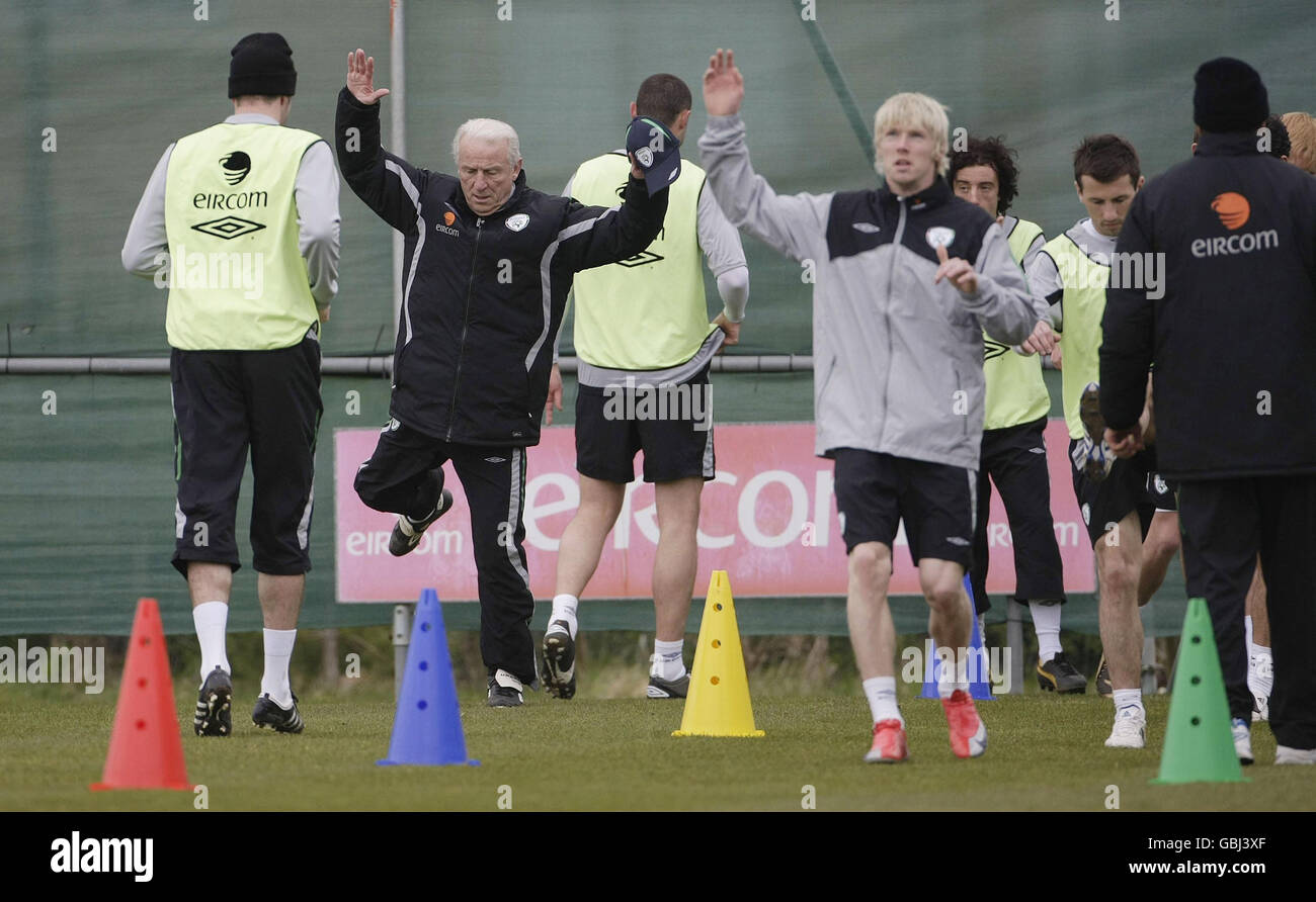 Football - entraînement de la République d'Irlande - Gannon Park.Giovanni Trapattoni, directeur de la République d'Irlande, participe à un échauffement après une séance de formation au parc Gannon, Malahide, Dublin. Banque D'Images