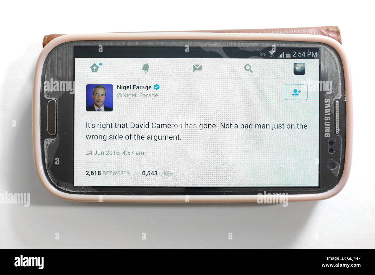 Nigel Farage Tweeting concernant la démission de l'ancien Premier ministre britannique, David Cameron, affiché à l'écran d'un smartphone. Banque D'Images