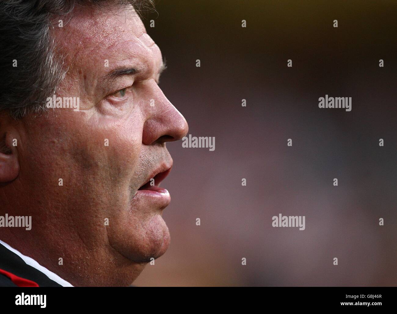 Football - coupe du monde de la FIFA 2010 - partie qualifiante - Groupe 4 - pays de Galles / Allemagne - Stade du millénaire.Le directeur du pays de Galles, John Toshack, chante l'hymne national avant le début du match. Banque D'Images