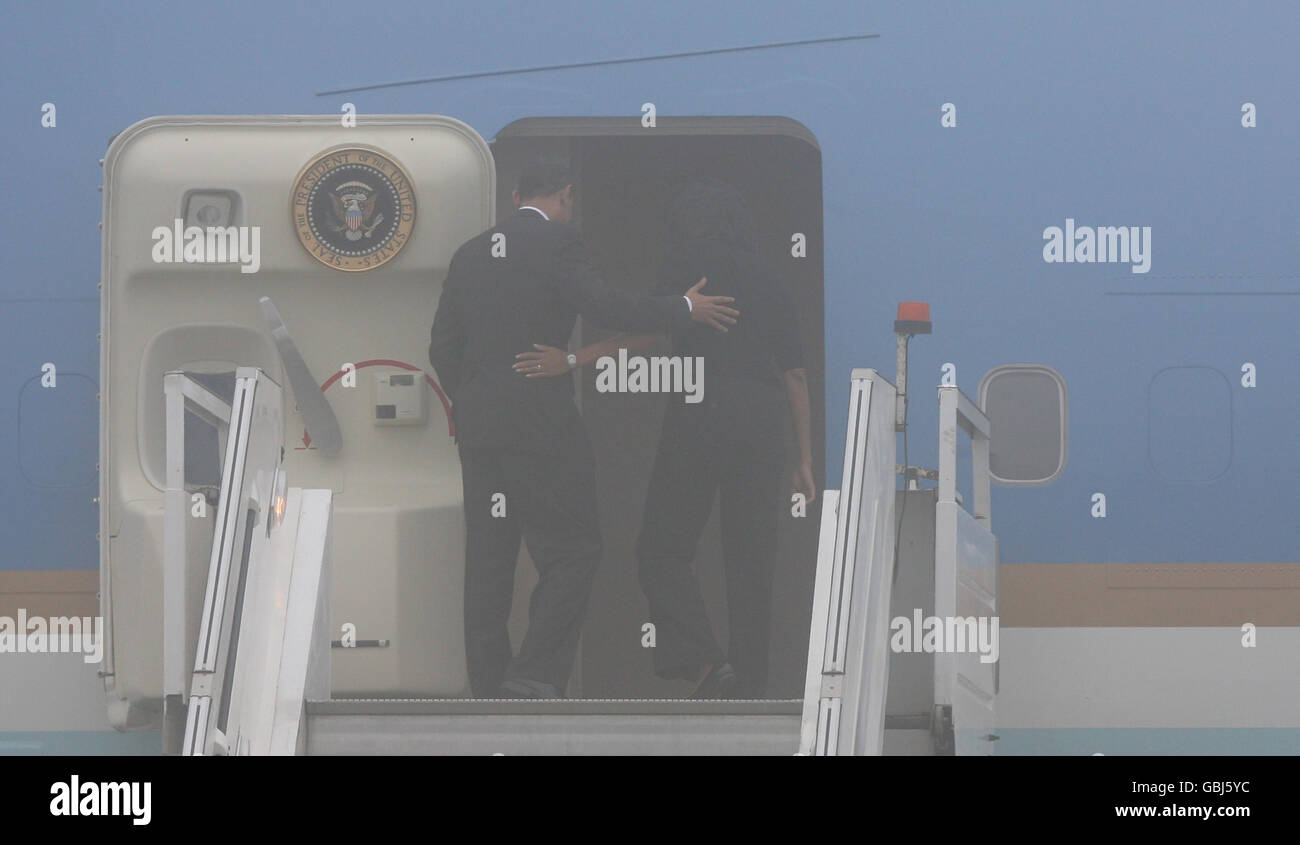 LE président AMÉRICAIN Barack Obama et la première dame Michelle quittent l'aéroport de Stansted dans un brouillard épais. Le brouillard britannique força aujourd'hui l'homme le plus puissant du monde dans sa limousine blindée à l'heure de pointe de Londres. Banque D'Images