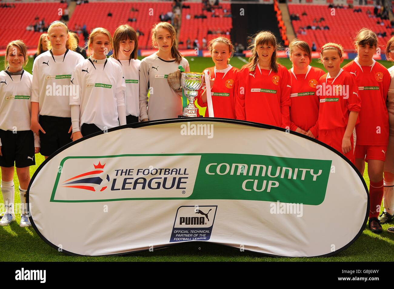 Lees Brook Community Sports College (en blanc), jouant pour le comté de Derby et la Priory School (en rouge), jouant pour le Crystal Palace, pose avec la coupe de la communauté Banque D'Images