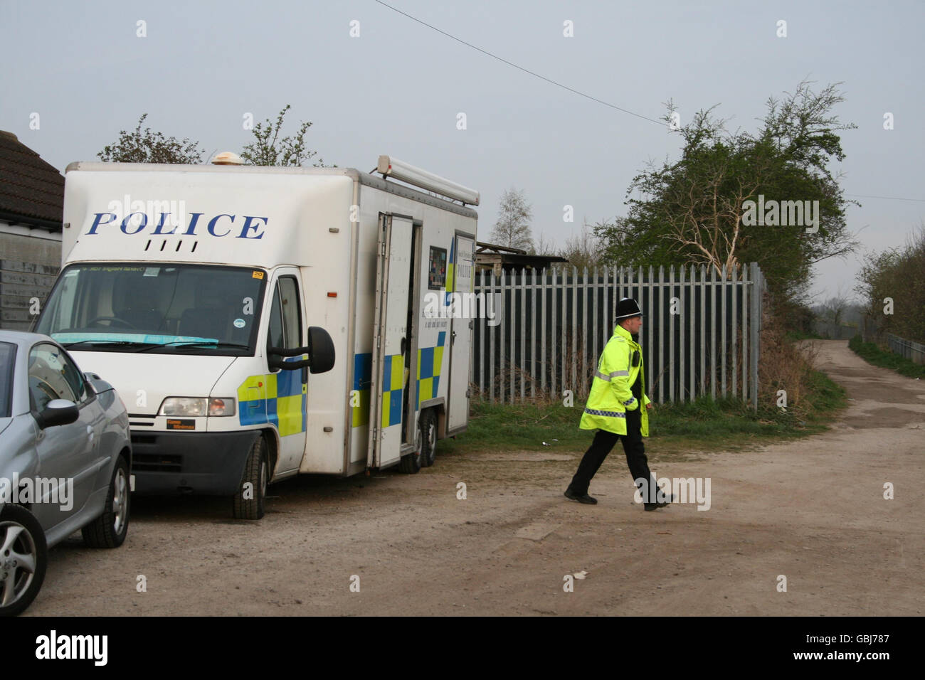 Une unité de police mobile près de laquelle un garçon de 11 ans, gravement blessé, a été trouvé à Edlington, dans le South Yorkshire. Deux enfants âgés de 10 et 11 ans étaient en garde à vue aujourd'hui après qu'un garçon ait été laissé avec des blessures à la tête mettant la vie en danger et un autre a été écrasé avec un couteau. Banque D'Images