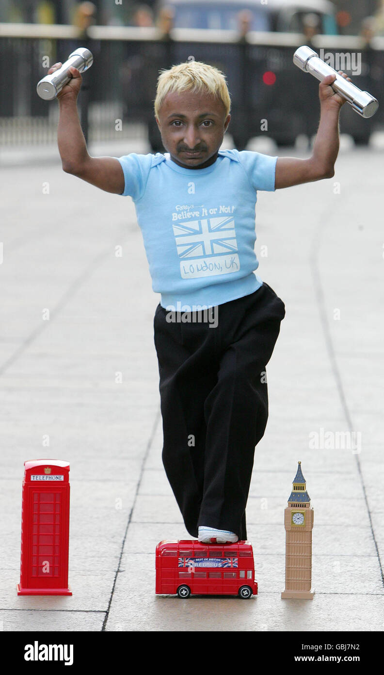 Romeo Dev, le plus petit carrossier au monde, lance deux semaines de jeux olympiques à Ripley's Believe IT or Not! Attraction à Piccadilly Circus, Londres. Banque D'Images
