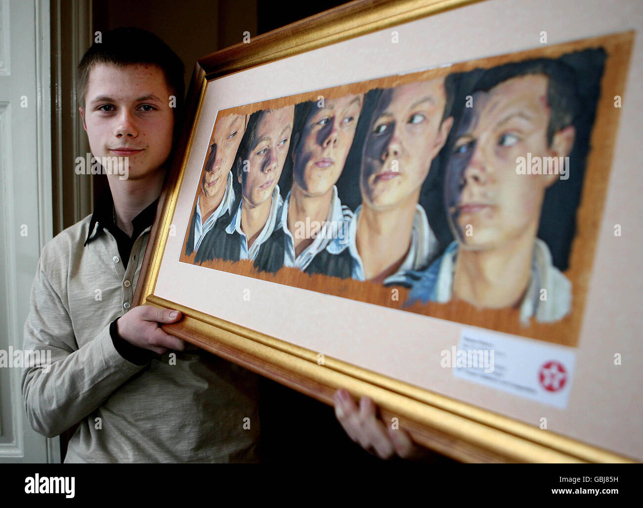 Mantas Poderys, 18 ans, de Letterkenny, qui a remporté le prix global de 2000 euros du concours d'art pour enfants Texaco annoncé aujourd'hui au château de Dublin. Banque D'Images