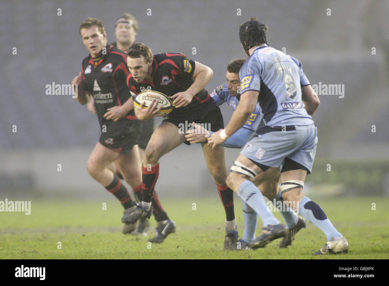 Rugby Union - The Magners League - Edinburgh / Cardiff Blues - Murrayfield.Mike Blair (au centre) d'Édimbourg traverse la défense Cardiff Blues Banque D'Images