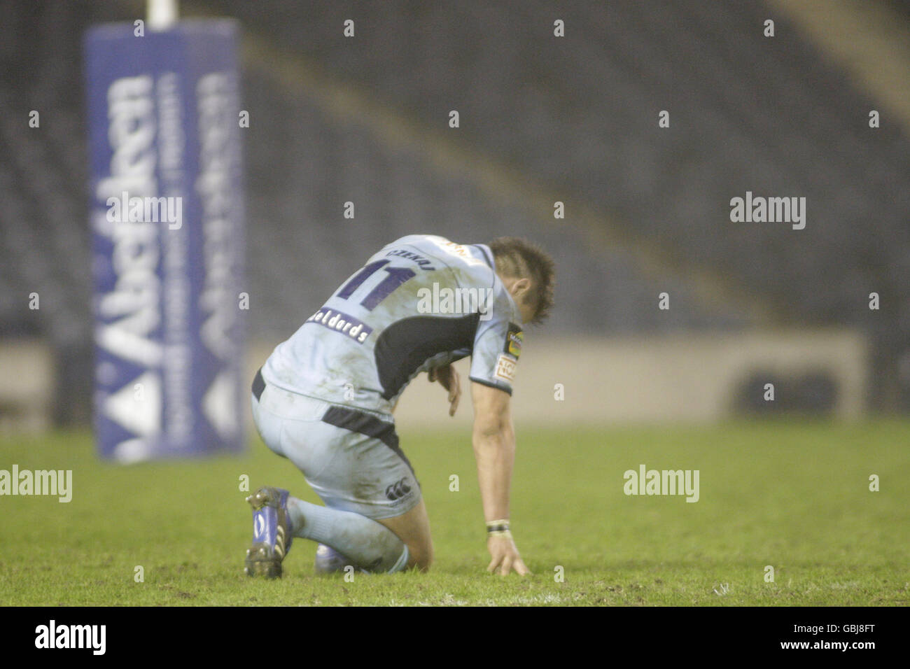 Rugby Union - The Magners League - Edinburgh / Cardiff Blues - Murrayfield.Chris Czekaj de Cardiff Blues s'agenouille sur le terrain après le coup de sifflet final Banque D'Images