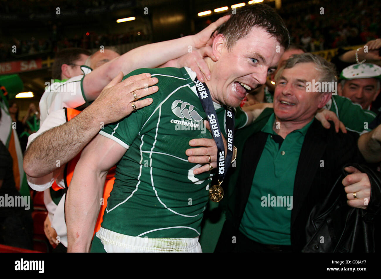 Rugby Union - championnat RBS six Nations 2009 - pays de Galles / Irlande - Millennium Stadium.Brian O'Driscoll, de l'Irlande, est pris par les fans alors qu'il célèbre son côté en train de pleurer le Grand Chelem des 6 nations Banque D'Images